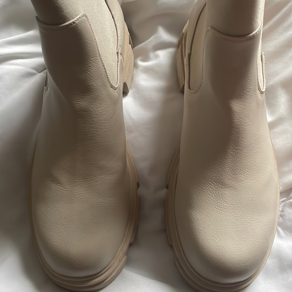 Tan boots - Picture 2 of 4